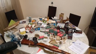 При обыске в квартирах руководителей и участников преступной группы было обнаружено большое количество предметов и вещей, предназначенных для совершения преступления